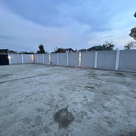 Отель Fair Mount, Airport Road, Humhama Srinagar Экстерьер фото